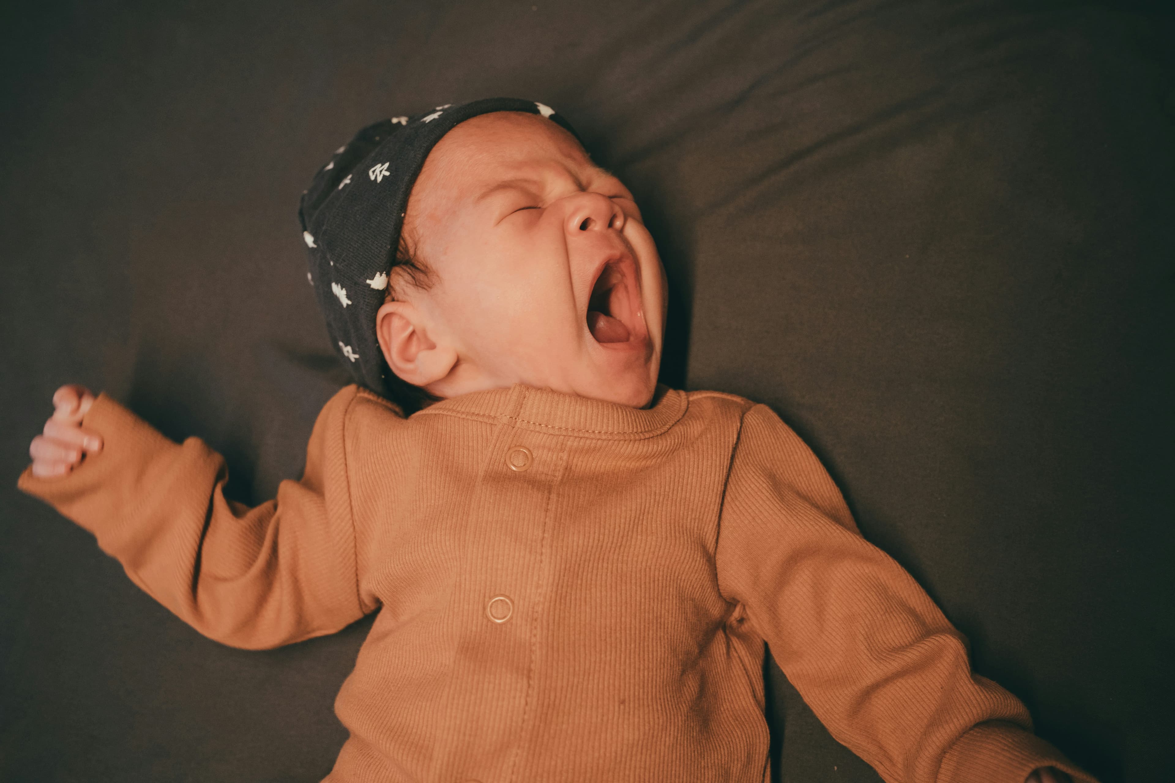 Bébé endormi après des réveils nocturnes fréquents
