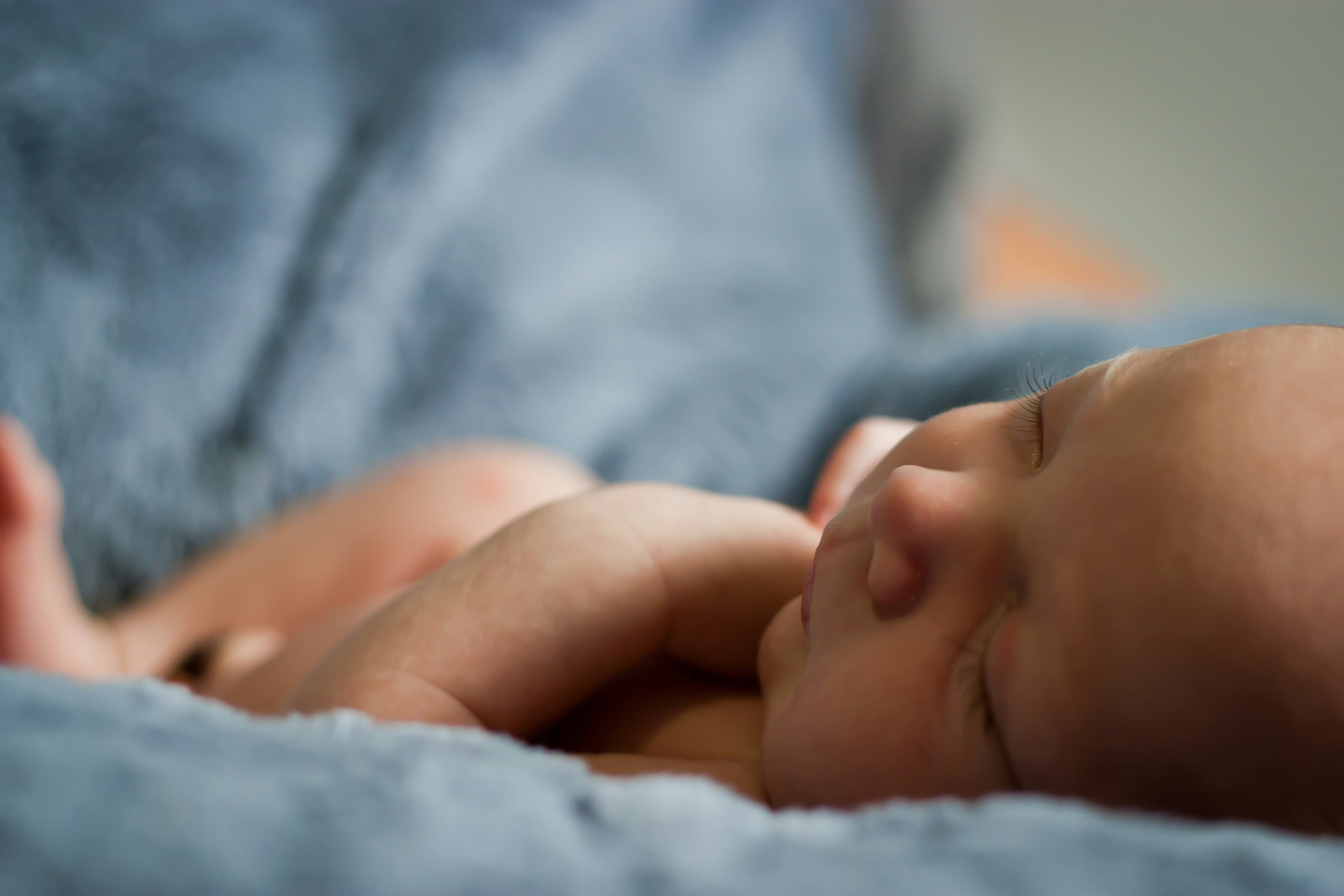 Nouveau-né endormi pendant la régression du sommeil à 4 mois